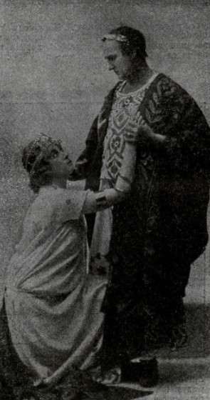 A. Klońska (Calpurnia) i M. Jednowski (Juliusz Cezar) w sztuce Juliusz Cezar (T.im. Słowackiego Kraków 1925) Nowości Ilustrowane 1925