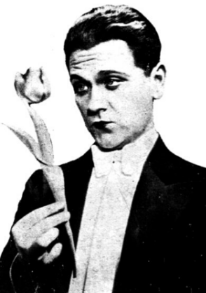 Eugeniusz Bodo w filmie Jego ekscelencja subiekt (1933)