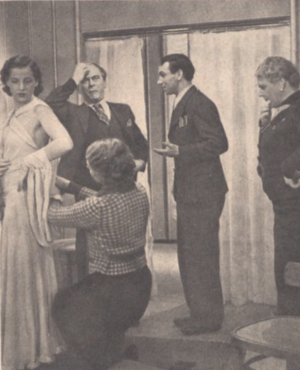 H. Grossówna, M. Znicz, J. Kondrat, W. Jarszewska w scenie z filmu Dyplomatyczna żona (Ilustracja Polska nr 15, 1937)