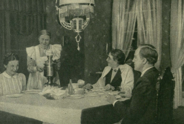 H. Łęcka (Iza), W. Szczepańska (Niania), N. Młodziejowska-Szczurkiewicz (Matka), S. Jaśkiewicz (Staszek) w sztuce Jej syn ( T. Miejski Wilno, 1938)