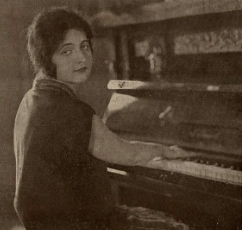 Jadwiga Smosarska przy pianinie (Nowości Ilustrowane 1925 nr 29)