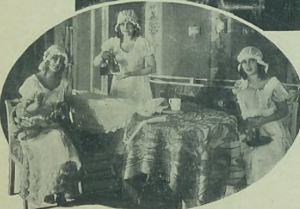 M. Arnoldówna (Józia), S. Lenerówna (Fruzia), E. Dziewońska (Zuzia) w sztuce Damy i huzary T. Narodowy Warszawa (Świat, nr 39, 1925)
