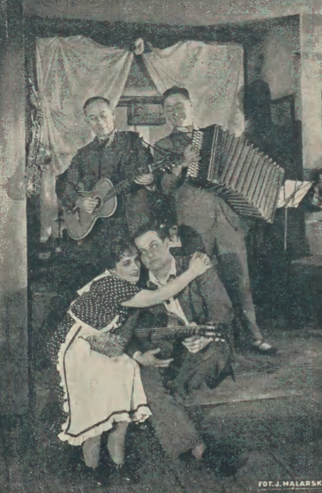 M. Znicz, A. Dymsza, M. Żabczyńska, S. Hnydziński w sztuce Muzyka na ulicy T. Letni Warszawa (Świat, nr 17, 1935)