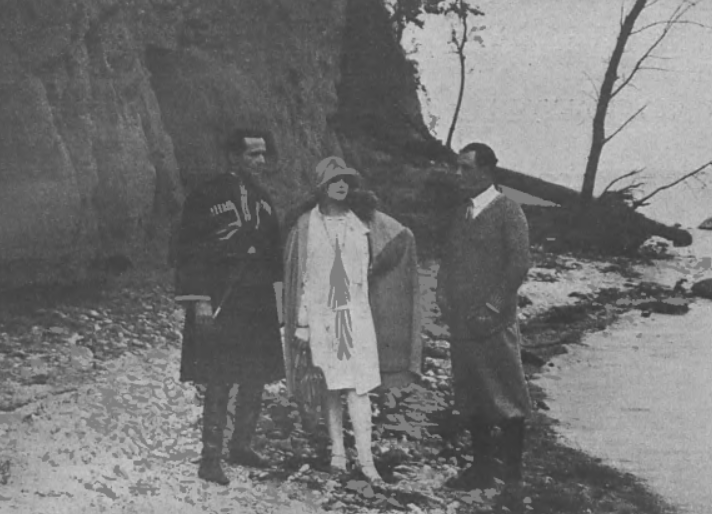 W. Lenczewski, M. Gorczyńska, J. Leszczyński w filmie Mogiła Nieznanego Żołnierza (Tęcza nr 7, 1927)