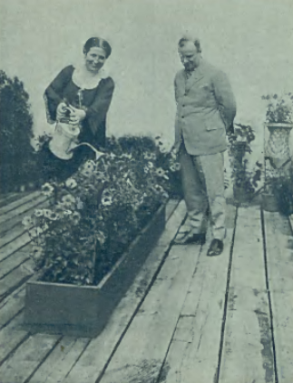 W. Rapacki i Józefina Bielska w ogródku swego balkonu (Świat nr 37, 1925)