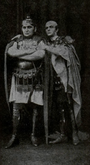 Z. Chmielewski (Brutus) i A. Socha (Kasjusz) w sztuce Juliusz Cezar (T. im. Słowackiego Kraków 1925) Nowości Ilustrowane 1925 nr 18