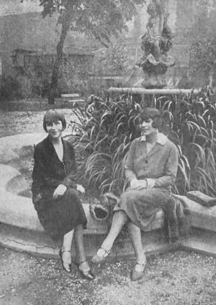 Z.Gryf-Olszewska i I.Grywińska w ogródku łódzkiego Grand Hotelu (1925)