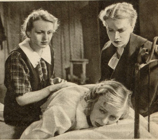Elżbieta Barszczewska Jadwiga Andrzejewska Tamara Wiszniewska w scenie z filmu Dziewczęta z Nowolipek 1937