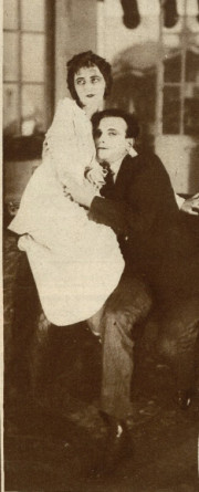 Zofia Barwińska ( Ida ) oraz Artur Socha ( Maks ) w sztuce pt. Kancelista Krehler - J.Kaisera T. im. Słowackiego Kraków 1927)