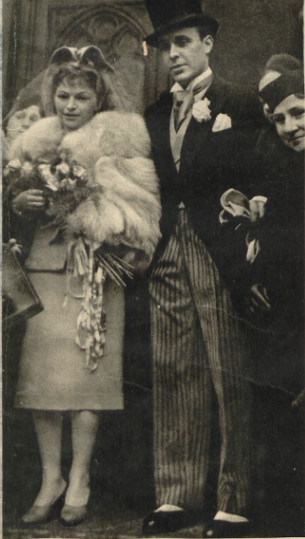 Witold Conti z żoną po ceremoni ślubnej przed kościołem reformowanym na warszawskim Lesznie 17.02.1938