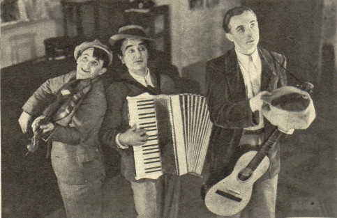 Stefan Czajkowski Józef Winiaszkiewicz Marian Jastrzębski w scenie z przedstawienia Muzyka na ulicy (T.Polski Katowice 1935)
