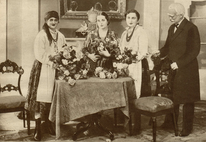 Zofia Dobrowolska Maria Gorczyńska Janina Szreniawa Janusz Tomasik w scenie ze sztuki Albatros ( T.Letni Warszawa 1927 )