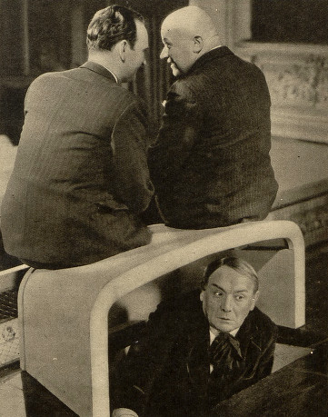 Stefan Jaracz w scenie z filmu Jego wielka miłość 1936