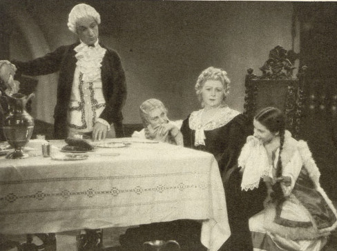 Mariusz Maszyński Lucyna Szczepańska Mieczysława Ćwiklińska Helena Grossówna w scenie z filmu Straszny dwór 1936