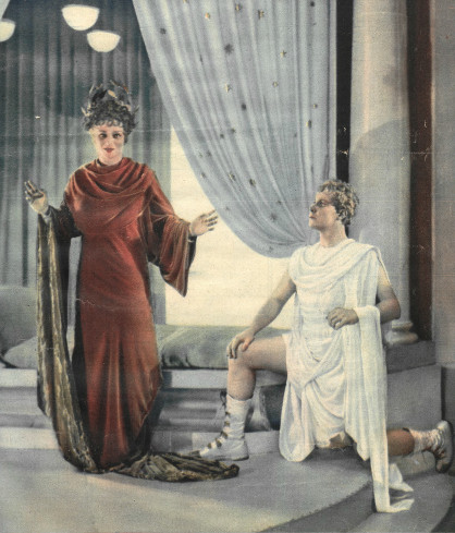 Maria Modzelewska jako Helena i Witold Conti jako Parys w scenie z przedstawienia Piękna Helena ( T.Letni Warszawa 1935 )