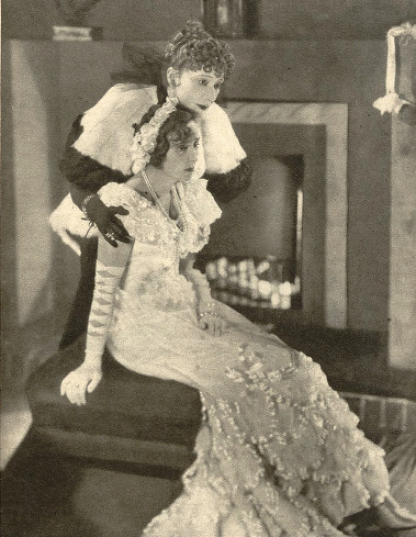 Zofia Lindorfówna jako Lady Windermere i Maria Przybyłko Potocka w sztuce pt. Wachlarz lady Windermere ( T.Narodowy Warszawa 1935 )