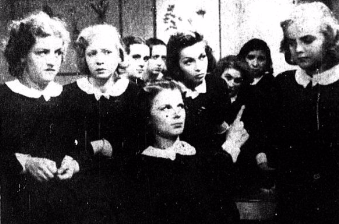 Jaraczówna,Andrzejewska,Bartówna,Radojewska,Majzlówna w scenie z filmu Moi rodzice rozwodzą się (1938)