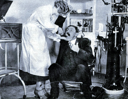 Aniela Roland i Vlasta Burian w scenie z filmu Dwanaście krzeseł (1933)