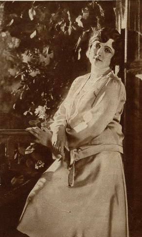 Jadwiga Smosarska w scenie z filmu Trędowata (1926)