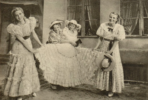 Tamara Wiszniewska Anna Jaraczówna Jadwiga Andrzejewska Elżbieta Barszczewska w scenie z filmu Dziewczęta z Nowolipek 1937