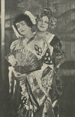 W. Kawecka (Mimi), K. Niewiarowska (Molly) w operetce Gejsza T. Niewiarowskiej Warszawa (Świat, nr 12, 1926)